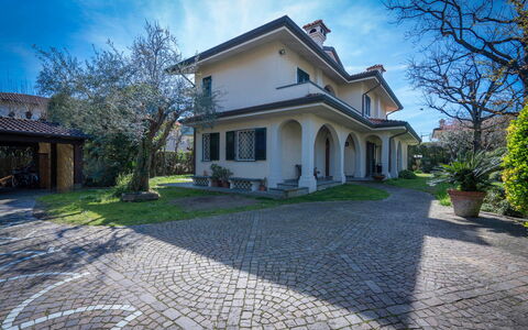 Villa Le Fontanelle In Forte Dei Marmi With Ac: Lucht, Fabriek, Wolk, Gebouw, Eigendom, Venster, Boom, Huis, Weg Oppervlak, Gras