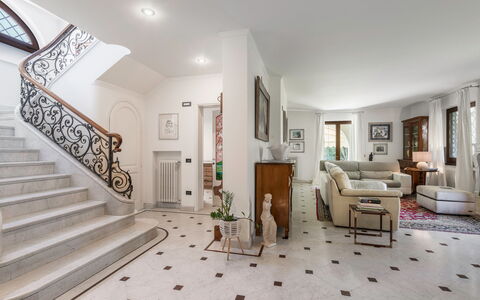 Villa Le Fontanelle In Forte Dei Marmi With Ac: Meubilair, Fotolijst, Gebouw, Hout, Comfort, Interieur Ontwerp, Trap, Lade, Hal, Flooring