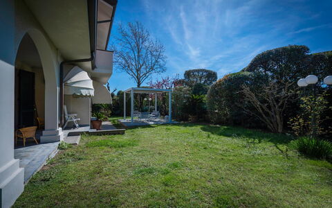Villa Le Fontanelle In Forte Dei Marmi With Ac: Lucht, Wolk, Fabriek, Eigendom, Land Lot, Boom, Gebouw, Stedelijk Ontwerp, Gras, Onroerend Goed