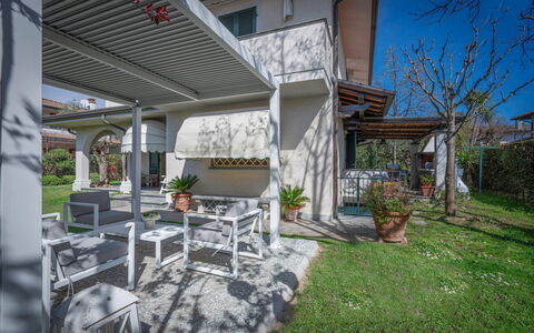 Villa Le Fontanelle In Forte Dei Marmi With Ac