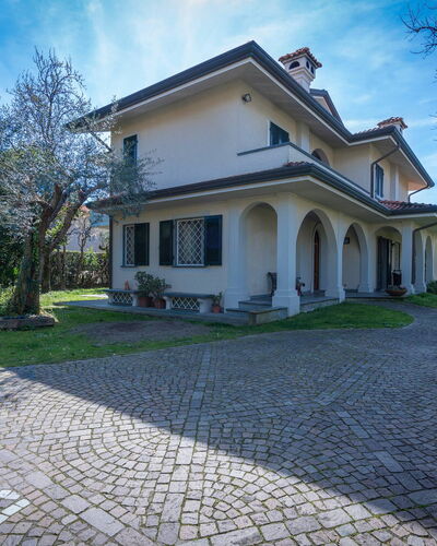 Villa Le Fontanelle In Forte Dei Marmi With Ac: Lucht, Fabriek, Wolk, Gebouw, Eigendom, Venster, Boom, Huis, Weg Oppervlak, Gras