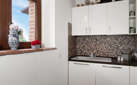 Vineyard’s Cottage With Pool, Ac, Wifi - Siena: Eigendom, Cabinetry, Wit, Hout, Fabriek, Interieur Ontwerp, Countertop, Bloempot, Stellingen