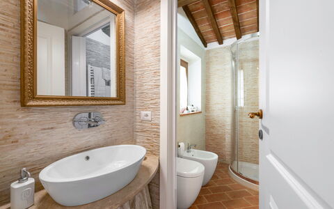 Vineyard’s Cottage With Pool, Ac, Wifi - Siena: Spiegel, Loodgieterswerkinrichting, Kraan, Eigendom, Wastafel, Gebouw, Wastafel In De Badkamer, Badkamer, Hout