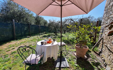 Il Cantuccio: Fabriek, Meubilair, Eigendom, Tafel, Stoel, Paraplu, Buitentafel, Bloempot, Schaduw, Buitenmeubels