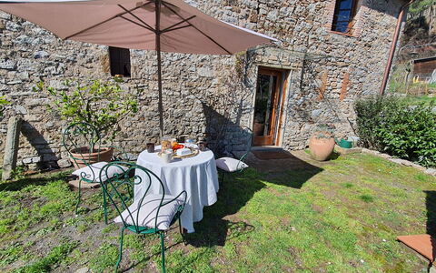 Il Cantuccio: Fabriek, Eigendom, Tafel, Meubilair, Stoel, Gebouw, Tableware, Buitentafel, Tafelkleed, Interieur Ontwerp