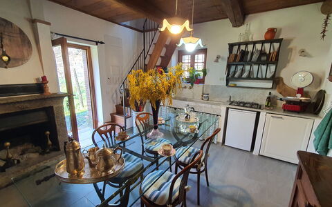 Il Cantuccio: Meubilair, Tafel, Fotolijst, Stoel, Interieur Ontwerp, Hout, Keuken, Verdieping, Huis, Cabinetry