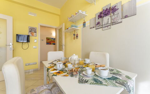 Leandro's House Near Thermal Baths: Eigendom, Azure, Tafel, Gebouw, Verlichting, Interieur Ontwerp, Geel, Tableware, Verdieping, Fotolijst