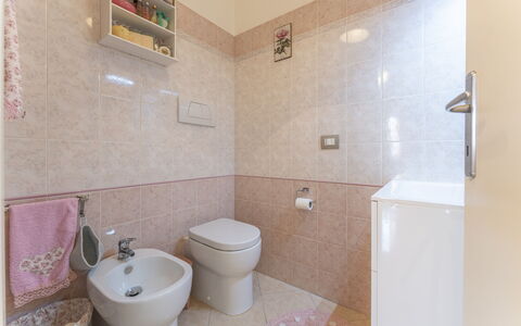 Leandro's House Near Thermal Baths: Loodgieterswerkinrichting, Gebouw, Wastafel In De Badkamer, Badkamer, Purper, Interieur Ontwerp, Architectuur, Verdieping, Toilet