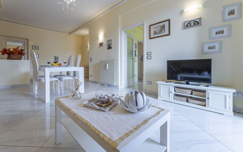 Leandro's House Near Thermal Baths: Eigendom, Fotolijst, Tafel, Bankstel, Cabinetry, Interieur Ontwerp, Hout, Architectuur, Flooring, Verdieping