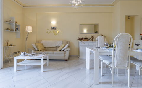 Leandro's House Near Thermal Baths: Tafel, Meubilair, Eigendom, Bankstel, Gebouw, Stoel, Verlichting, Comfort, Interieur Ontwerp, Verdieping