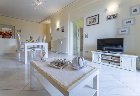 Leandro's House Near Thermal Baths: Eigendom, Fotolijst, Tafel, Bankstel, Cabinetry, Interieur Ontwerp, Hout, Architectuur, Flooring, Verdieping