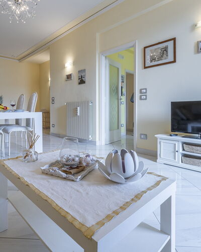 Leandro's House Near Thermal Baths: Eigendom, Fotolijst, Tafel, Bankstel, Cabinetry, Interieur Ontwerp, Hout, Architectuur, Flooring, Verdieping