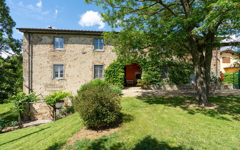 Casa Mirandola: Fabriek, Lucht, Eigendom, Gebouw, Wolk, Venster, Boom, Land Lot, Natuurlijk Landschap, Huis