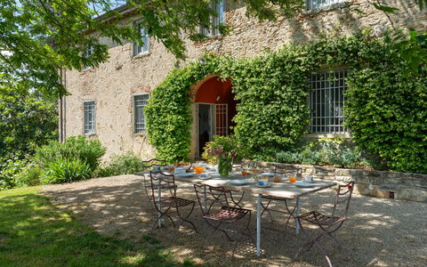 Casa Mirandola: Fabriek, Tafel, Meubilair, Gebouw, Eigendom, Venster, Stoel, Buitentafel, Buitenmeubels, Schaduw