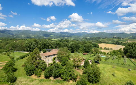 Casa Mirandola: Wolk, Lucht, Fabriek, Eigendom, Groen, Berg, Boom, Natuurlijk Landschap, Vegetation, Land Lot
