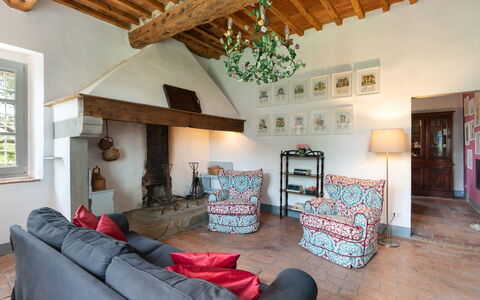 Casa Mirandola: Gebouw, Eigendom, Meubilair, Fotolijst, Hout, Huis, Comfort, Venster, Verlichting, Architectuur