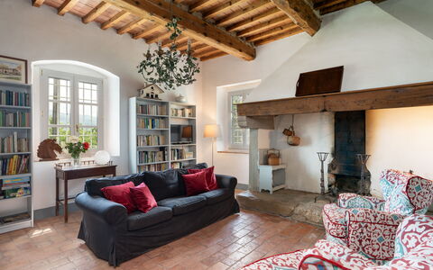 Casa Mirandola: Bruin, Meubilair, Eigendom, Bankstel, Fotolijst, Fabriek, Hout, Interieur Ontwerp, Woonkamer, Verdieping