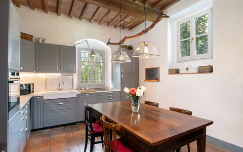 Casa Mirandola: Tafel, Meubilair, Cabinetry, Eigendom, Venster, Countertop, Hout, Interieur Ontwerp, Verlichting, Stoel