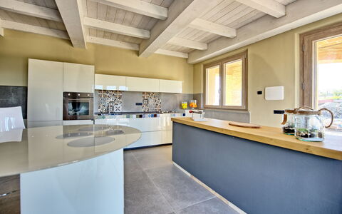 Villa Campana: Cabinetry, Venster, Countertop, Gebouw, Keuken, Architectuur, Flooring, Verdieping, Hout