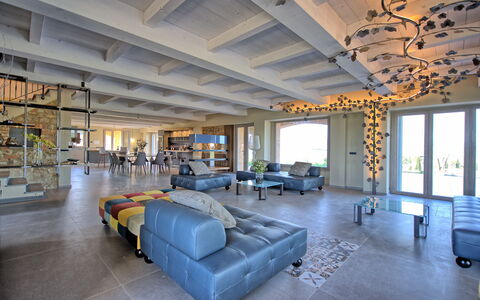 Villa Campana: Eigendom, Gebouw, Bankstel, Interieur Ontwerp, Verlichting, Architectuur, Venster, Verdieping, Slaapbank, Flooring