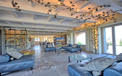 Villa Campana: Eigendom, Meubilair, Bankstel, Venster, Fotolijst, Interieur Ontwerp, Tafel, Architectuur, Boekenkast, Woonkamer