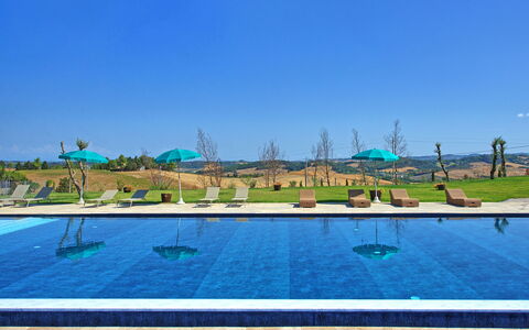 Villa Campana: Water, Lucht, Watervoorraden, Fabriek, Zwembad, Azure, Natuurlijk Landschap, Boom, Kust En Oceanic Landvormen, Vrije Tijd