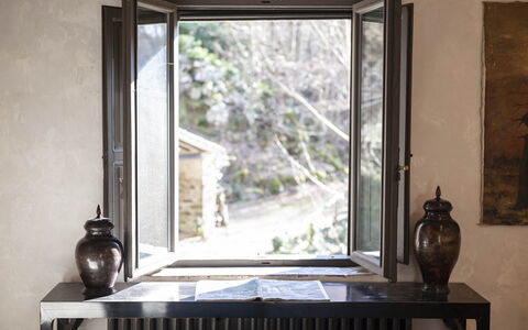 Mulino Morandi: Eigendom, Venster, Hout, Interieur Ontwerp, Textiel, Woonkamer, Schaduw, Muur, Verdieping, Gebouw