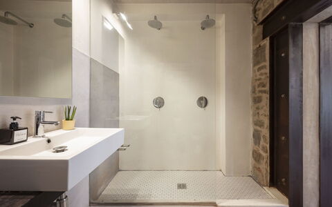 Mulino Morandi: Spiegel, Kraan, Loodgieterswerkinrichting, Wastafel, Badkamer, Wastafel In De Badkamer, Flooring, Verdieping, Hout