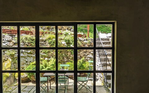 Mulino Morandi: Gebouw, Venster, Hout, Schaduw, Architectuur, Interieur Ontwerp, Muur, Glas, Tinten En Schaduwen