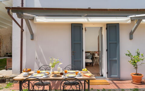 Villa Dei Tigli: Fabriek, Tafel, Eigendom, Gebouw, Meubilair, Bloempot, Hout, Interieur Ontwerp, Schaduw, Buitentafel