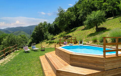 Villa Dei Tigli: Water, Fabriek, Lucht, Zwembad, Boom, Wolk, Buitenmeubels, Gebouw, Natuurlijk Landschap, Schaduw