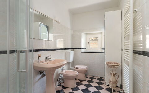 Villa Dei Tigli: Spiegel, Loodgieterswerkinrichting, Wastafel, Kraan, Eigendom, Wastafel In De Badkamer, Gebouw, Badkamer, Purper, Interieur Ontwerp