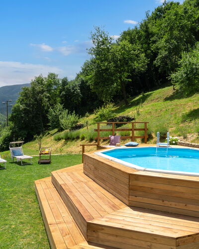 Villa Dei Tigli: Water, Fabriek, Lucht, Zwembad, Boom, Wolk, Buitenmeubels, Gebouw, Natuurlijk Landschap, Schaduw