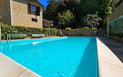 La Piccola Rocca: Water, Fabriek, Eigendom, Zwembad, Venster, Azure, Gebouw, Schaduw, Verlichting, Boom