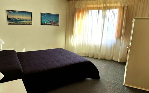 La Piccola Rocca: Bed, Verdieping, Slaapkamer, Interieur Ontwerp, Flooring, Meubilair, Hout, Laken, Bedding, Kamer