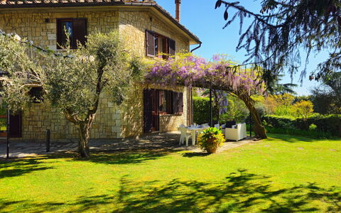 La Piccola Rocca: Fabriek, Gebouw, Lucht, Venster, Bloem, Boom, Verblijf, Natuurlijk Landschap, Vegetation, Huis