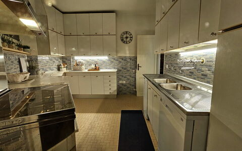 La Piccola Rocca: Cabinetry, Countertop, Eigendom, Wastafel, Fornuis, Keuken, Hout, Lade, Interieur Ontwerp, Architectuur