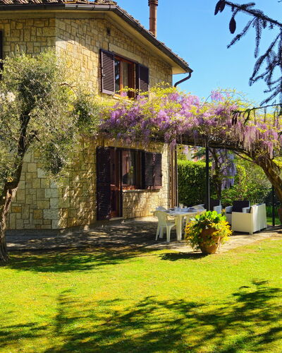 La Piccola Rocca: Fabriek, Gebouw, Lucht, Venster, Bloem, Boom, Verblijf, Natuurlijk Landschap, Vegetation, Huis