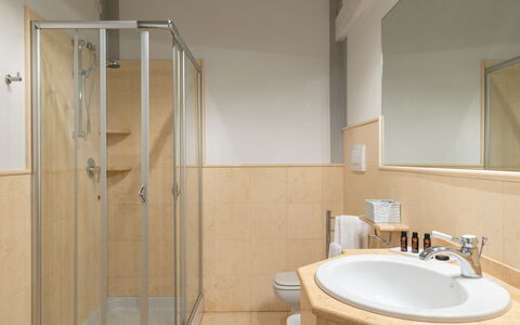 Appartamento Reale: Spiegel, Kraan, Eigendom, Wastafel, Wastafel In De Badkamer, Loodgieterswerkinrichting, Badkamer, Hout, Gebouw, Interieur Ontwerp