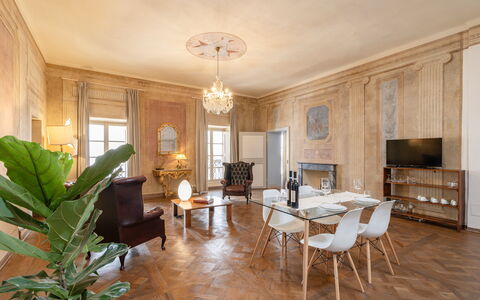 Appartamento Reale: Meubilair, Tafel, Fabriek, Bankstel, Hout, Gebouw, Stoel, Venster, Interieur Ontwerp, Fotolijst