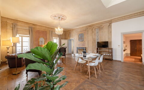 Appartamento Reale: Meubilair, Fabriek, Tafel, Gebouw, Kamerplant, Venster, Fotolijst, Hout, Interieur Ontwerp, Bankstel