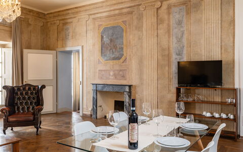 Appartamento Reale: Tafel, Eigendom, Meubilair, Stoel, Hout, Interieur Ontwerp, Verlichting, Gebouw, Keuken, Woonkamer