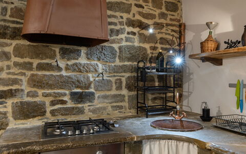 La Piccina: Bruin, Eigendom, Hout, Verlichting, Interieur Ontwerp, Fotolijst, Architectuur, Verdieping, Flooring, Steen