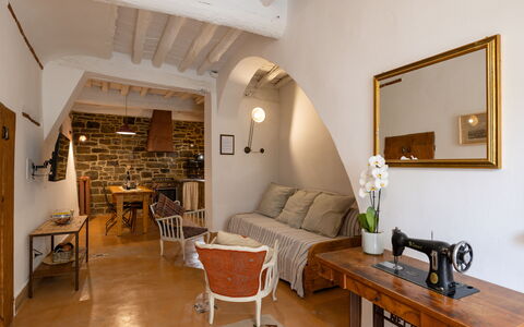 La Piccina: Tafel, Meubilair, Fotolijst, Spiegel, Eigendom, Bankstel, Hout, Woonkamer, Comfort, Interieur Ontwerp