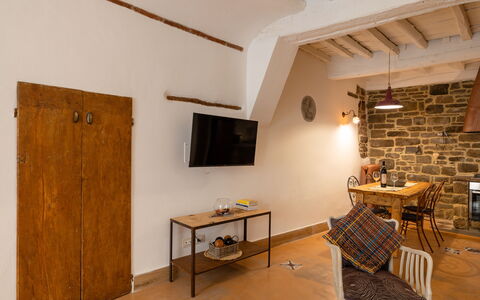 La Piccina: Tafel, Meubilair, Gebouw, Hout, Interieur Ontwerp, Flooring, Verdieping, Hardwood, Plafond, Bureau