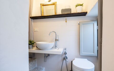 La Piccina: Kraan, Fabriek, Eigendom, Loodgieterswerkinrichting, Wastafel, Wastafel In De Badkamer, Spiegel, Wit, Badkamer, Purper