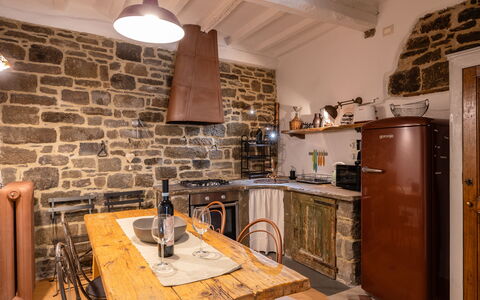 La Piccina: Cabinetry, Meubilair, Eigendom, Countertop, Tafel, Hout, Keuken, Verlichting, Toestel Van De Keuken, Interieur Ontwerp