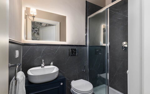 Torretta Penthouse Luxury Apartment In Florence By: Badkamer, Loodgieterswerkinrichting, Wastafel In De Badkamer, Wastafel, Interieur Ontwerp, Flooring, Verdieping, Kraan, Toilet, Spiegel