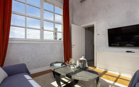 Torretta Penthouse Luxury Apartment In Florence By: Interieur Ontwerp, Plafond, Flooring, Verdieping, Appartement, Kamer, Lichte Inrichting, Gieten, Woonkamer, Lamp