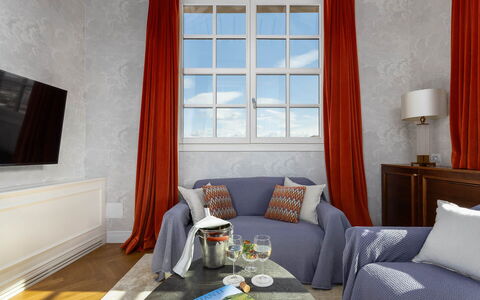 Torretta Penthouse Luxury Apartment In Florence By: Interieur Ontwerp, Meubilair, Flooring, Verdieping, Textiel, Kamer, Huis, Woonkamer, Appartement, Plafond